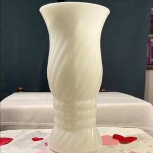 Chic Cream Vase with Twisted Design